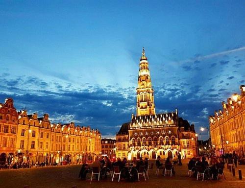 Au Coeur De La Grand Place Аррас Экстерьер фото